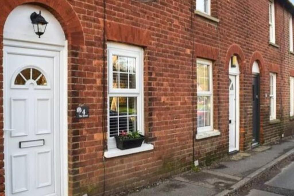 Beautiful Renovated Cottage In Mersham Ashford Kent Exterior photo
